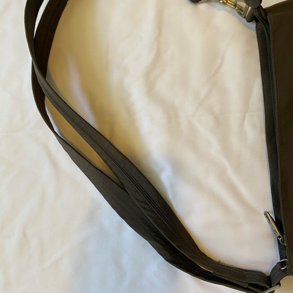 Travelon Anti-Theft Classic N/S Crossbody - Picture 4 of 12